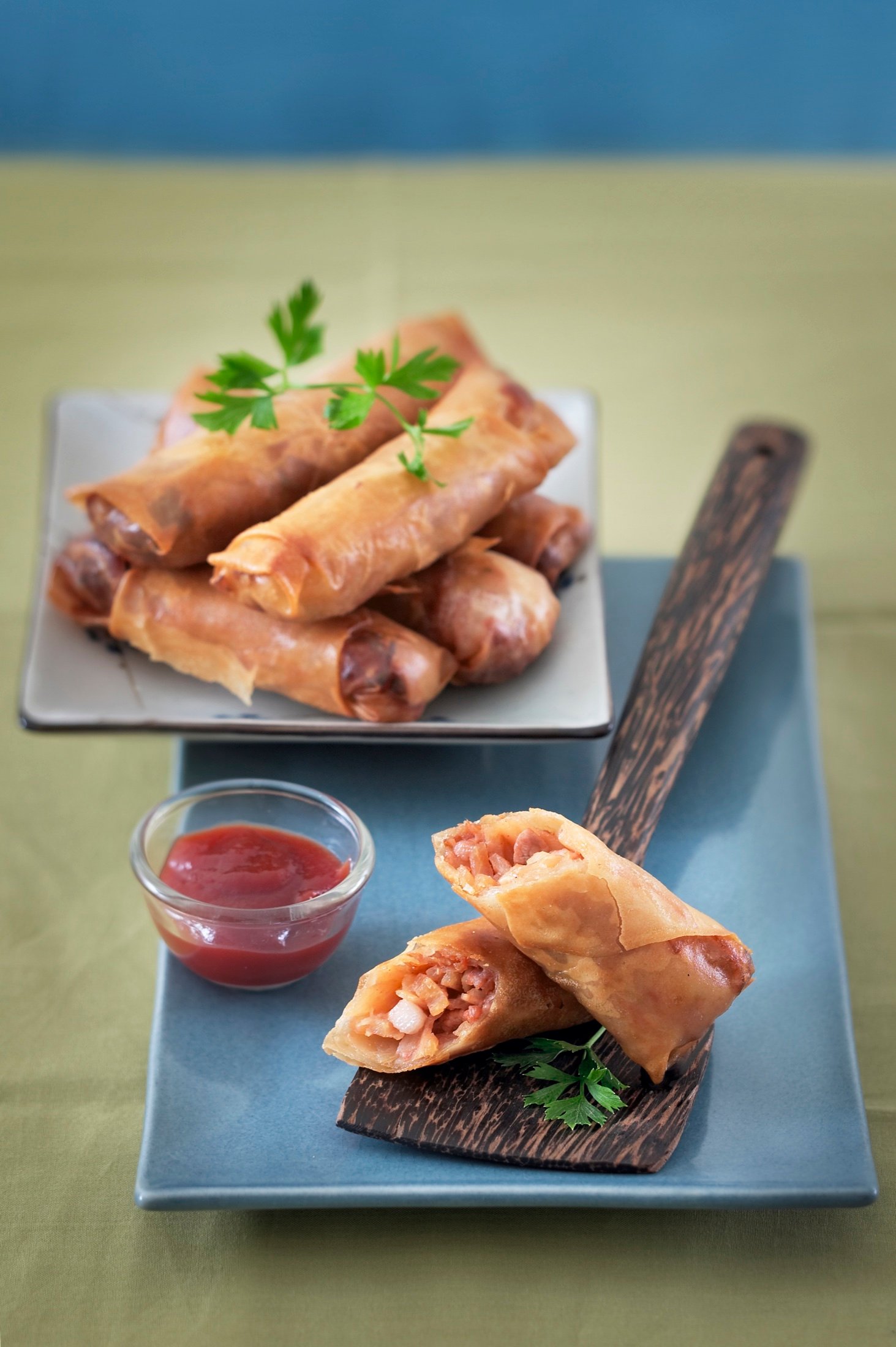 Crispy spring rolls with dipping sauce