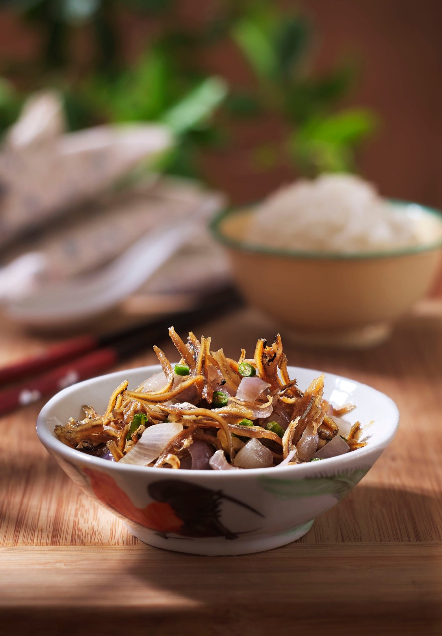 A bowl of noodles with vegetables